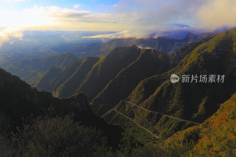 在令人印象深刻的Serra do里约热内卢do Rastro山路通行证-圣卡塔琳娜州-巴西南部田园诗般的风景